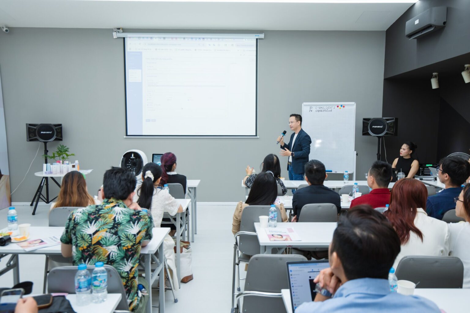 Học viên thực hành tại lớp học Sự AI