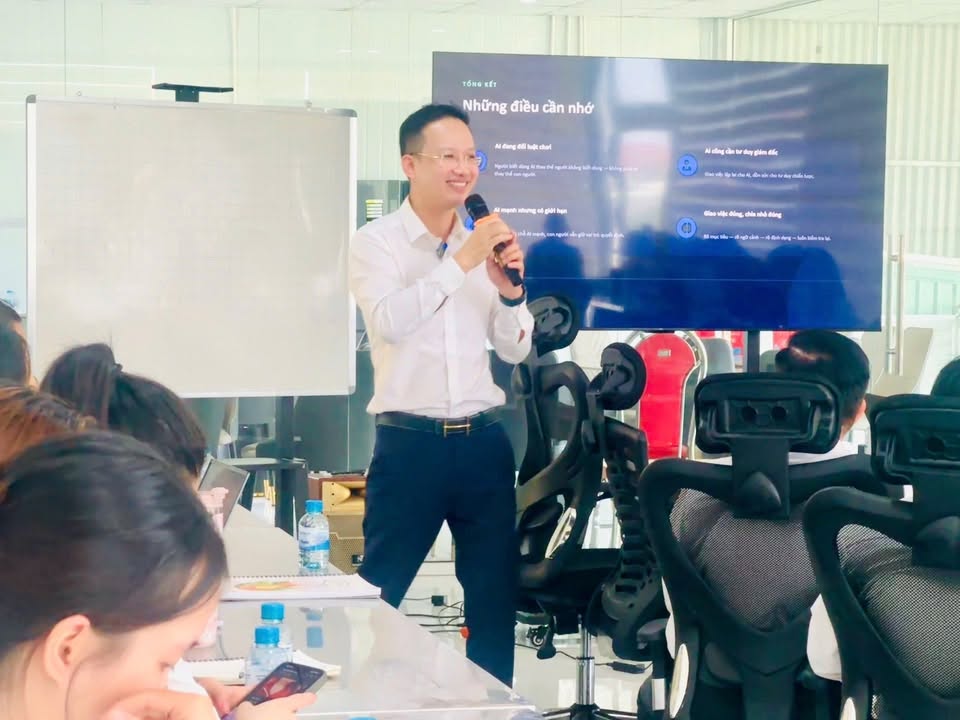 Học viên thực hành tại lớp học Sự AI
