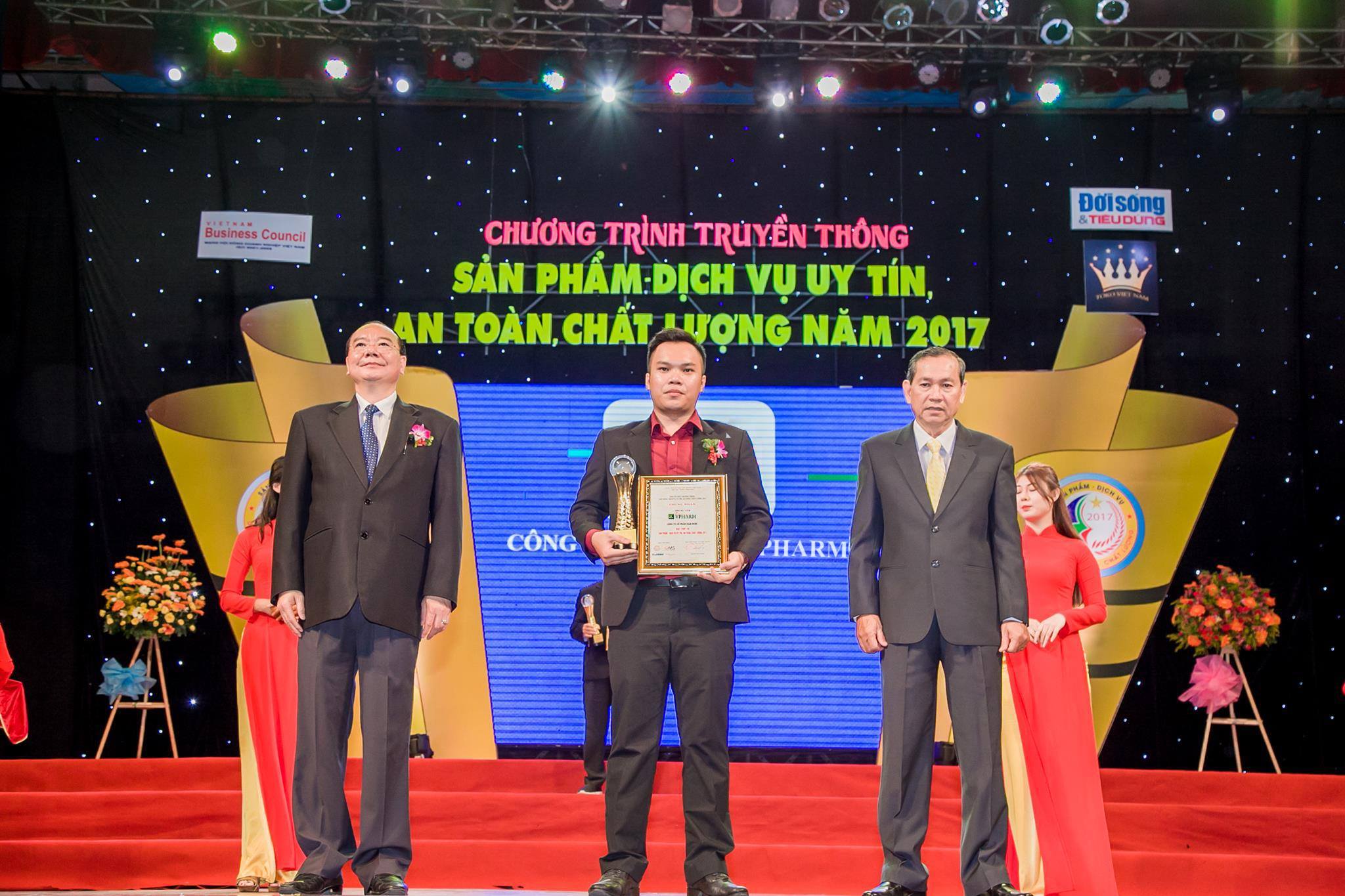 Kay Nguyễn Thanh Luận nhận giải thưởng Sản phẩm dịch vụ uy tín an toàn chất lượng năm 2017