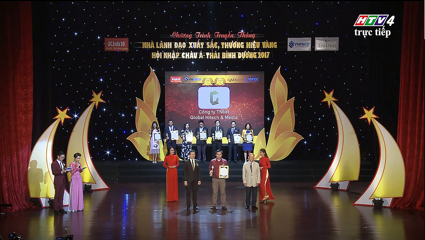 Kay Nguyễn Thanh Luận nhận giải thưởng Nhà lãnh đạo xuất sắc, thương hiệu vàng hội nhập châu Á Thái Bình Dương 2017