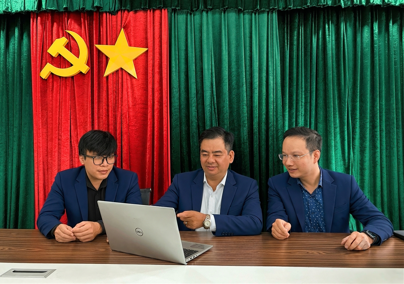 nguyễn văn sự ai cùng ts thái lâm toàn, nguyễn thanh luận họp khởi động dự án AI Campus Tour