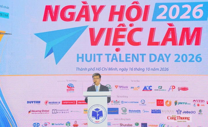 TS Thái Doãn Thanh - Đại diện lãnh đạo nhà trường phát biểu khai mạc Ngày hội việc làm HUIT Talent Days 2026.