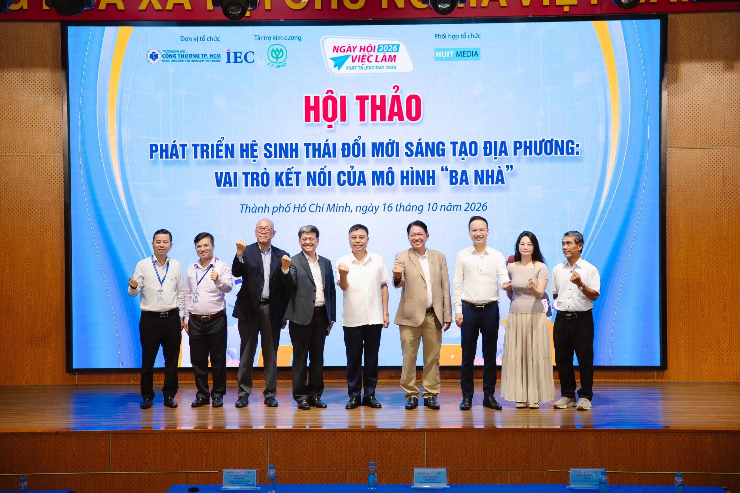 Các đại biểu, diễn giả chụp ảnh lưu niệm tại hội thảo “Phát triển hệ sinh thái đổi mới sáng tạo địa phương: Vai trò kết nối của mô hình Ba nhà”.