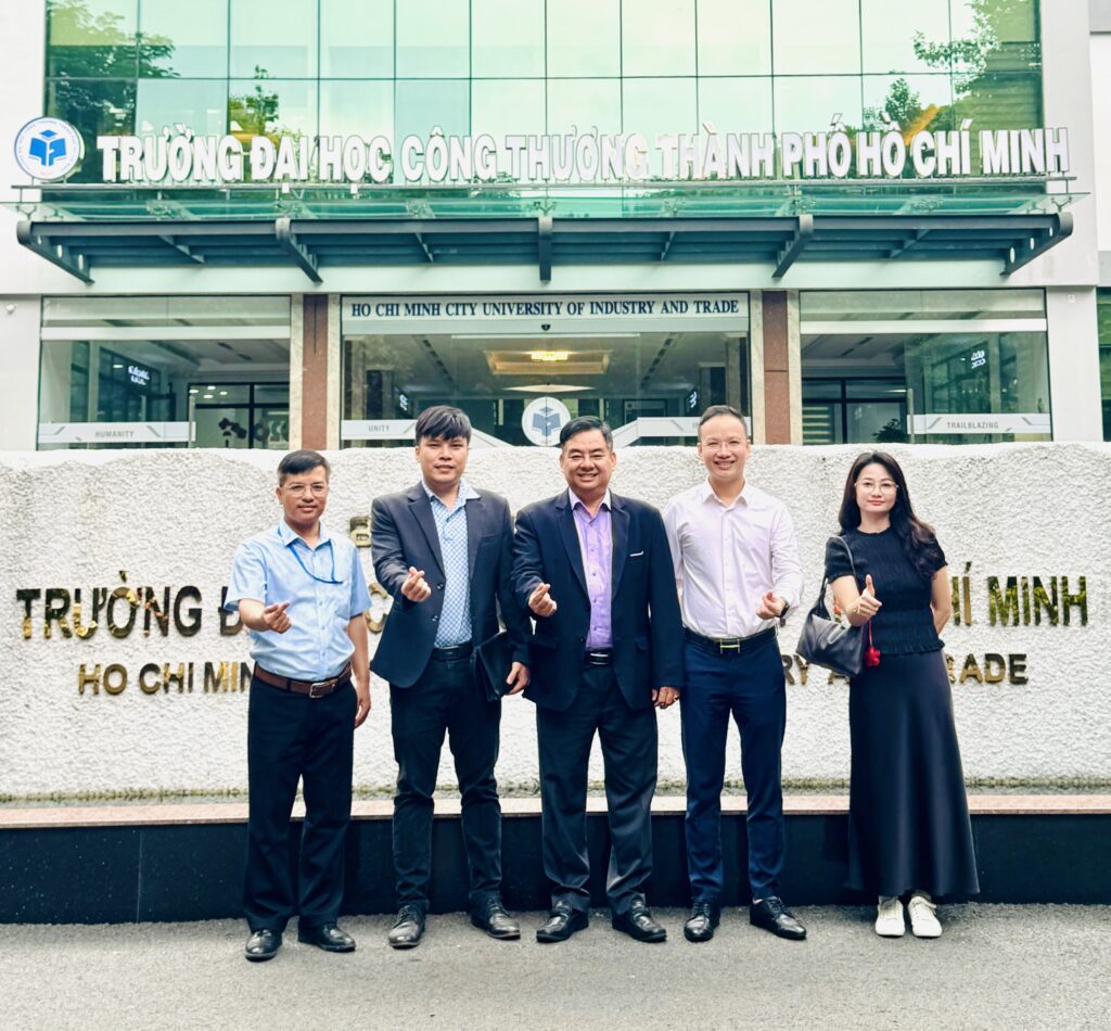 Các đồng sáng lập AI Ready Campus Tour cùng thầy Đặng Xuân Cường (ngoài cùng bên trái) tại Trường Đại học Công Thương TP.HCM.
