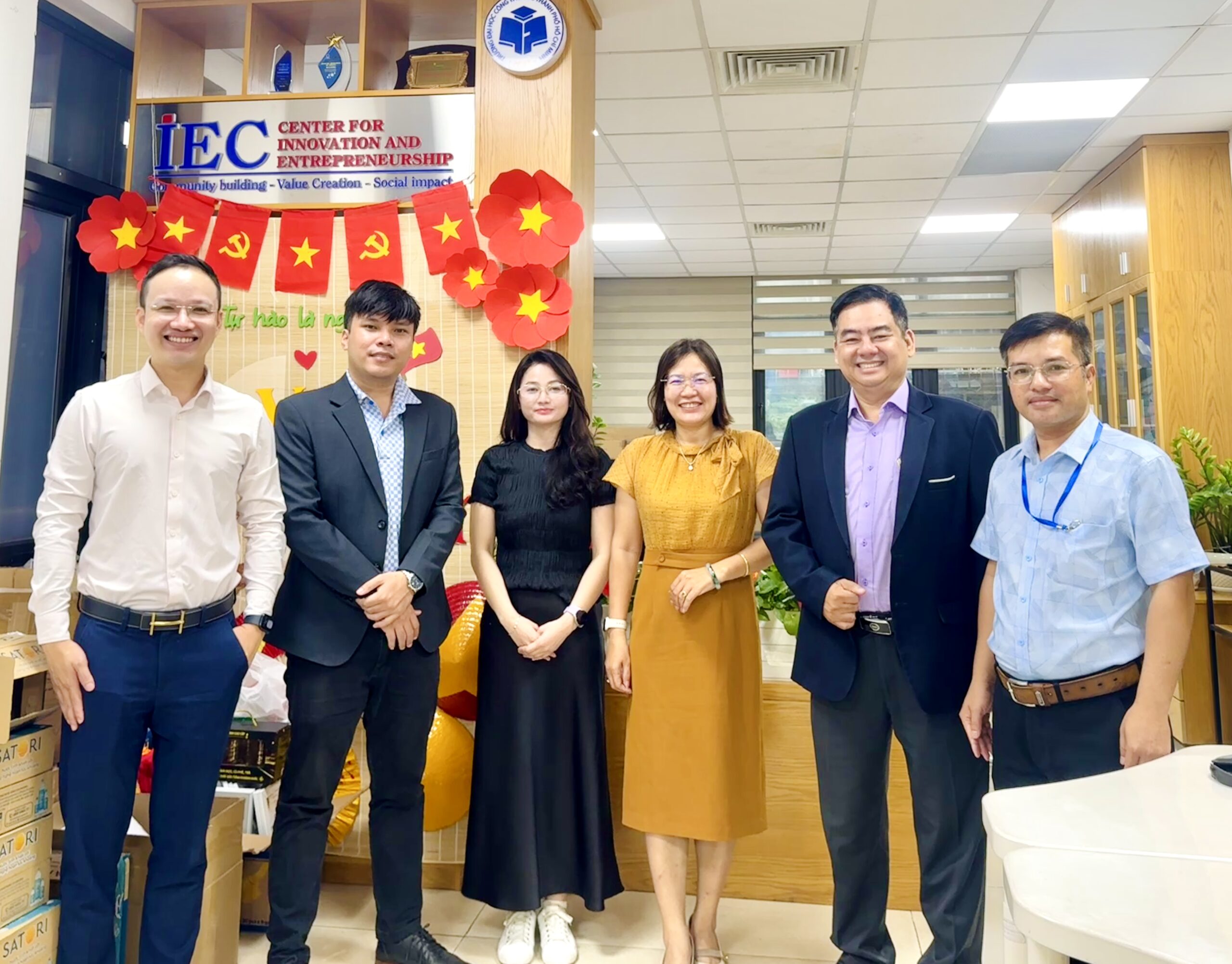 Các đồng sáng lập AI Ready Campus Tour chụp ảnh lưu niệm với cô Hoàng Thị Thoa (thứ ba từ phải sang) và thầy Đặng Xuân Cường (ngoài cùng bên phải) tại Trung tâm Đổi mới Sáng tạo.